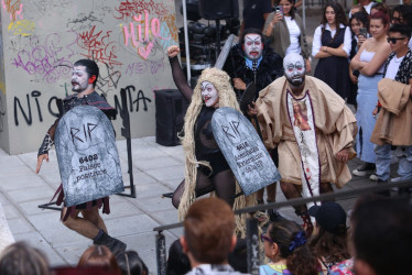 Clowns de Shakespeare, compañía brasileña, presentó ayer su obra Ubú, lo bueno debe de continuar. Se vuelven a presentar mañana.