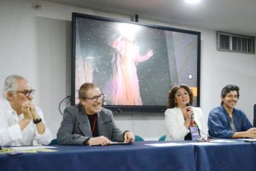 Javier Humberto Arias, del Teatro Portátil; Fabio Rubiano, del Teatro Petra; Carmen Gil Vrolijk, directora artística de La Quinta del Lobo y Juan Carlos Echeverri, manizaleño, cantante en la obra.  