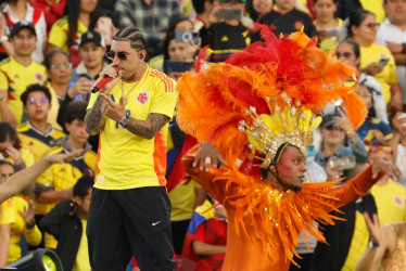 El artista colombiano Ryan Castro (i) se presenta en la inauguración de la Copa Mundial Femenina sub-20 este sábado, antes del partido del grupo A entre las selecciones de Colombia y Australia en el estadio El Campín en Bogotá (Colombia). EFE/ Mauricio Dueñas Castañeda