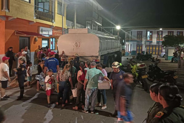 El Cuerpo de Bomberos Voluntarios de Anserma (Caldas) le suministra agua a los habitantes de Belalcázar.