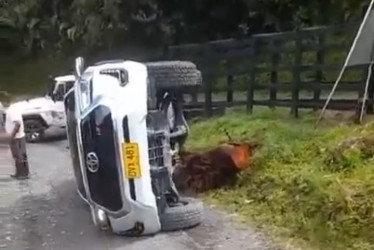 El carro chocó contra un automóvil y luego se volcó en la vía a Marquetalia.