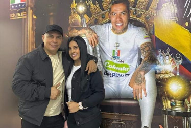 El Andariego junto a Angie, su esposa, en el estadio Palogrande.