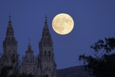 La luna llena sale hoy sobre la catedral de Santiago de Compostela. La segunda de las cuatro superlunas que se van a registrar este año mostrará la próxima madrugada un pequeño eclipse parcial que se apreciará a la vista como un pequeño mordisco al disco lunar y que será visible a simple vista de África, Europa y América.