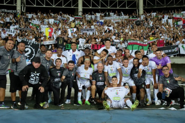 El equipo celebró con la hinchada del Once Caldas que llenó la tribuna norte del estadio Hernán Ramírez Villegas en Pereira. 