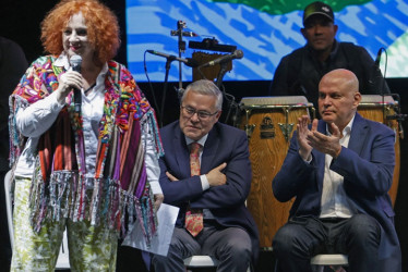 Foto | EFE | LA PATRIA “El señor Salvatore Mancuso, gestor de paz, se compromete públicamente (...) a buscar y entregar la información sobre las tierras que él y otros paramilitares que también se han comprometido a entregar (...) y que no están en el fondo de reparación a las víctimas”, expresó la directora de la Unidad para las Víctimas, Lilia Solano, al leer el documento que suscribió con Mancuso.