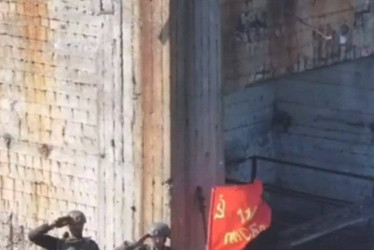 Foto / EFE / LA PATRIA  Los militares rusos ya izan la bandera de su país en territorio ucraniano. 