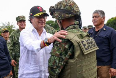 El presidente, Gustavo Petro, saluda este viernes a un soldado durante su visita a la base militar de Puerto Jordán, en el departamento de Arauca.