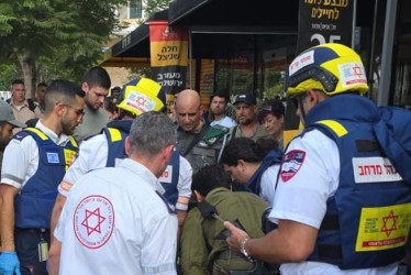 Una persona murió y ocho resultaron heridas este domingo tras producirse un tiroteo y apuñalamiento en la estación central de autobuses de Beer Sheva. 