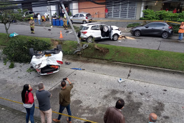 Un vehículo resultó volcado en la avenida del barrio Laureles, en Manizales, luego de un aparatoso choque que involucró otros cuatro automotores.