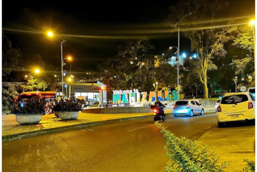 El accidente se presentó en el paso pompeyano sobre la vía entre el parque del Agua y la avenida del Centro de Manizales. Dos mujeres resultaron lesionadas. Una de ellas es fiscal.