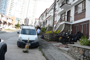 Foto\ Freddy Arango \QHUBO  Estos son los carros que según residentes obstaculizan y no permiten una buena movilidad. 