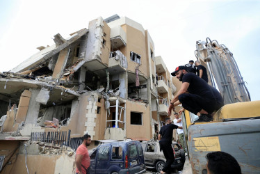 La gente se reúne en el lugar de un ataque militar israelí en Barja, al sur de Beirut (Líbano).