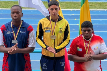 Mateo Mendieta Pineda (centro), en el podio, como medallista de oro en el Campeonato Nacional de Atletismo de Armenia.