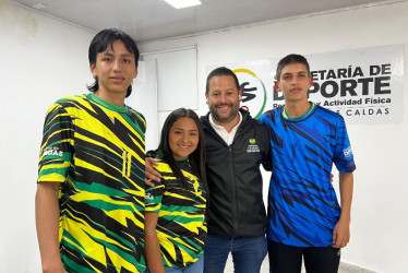 Andrés Duque, secretario de Deporte de Caldas, con jugadores del equipo de balonmano de Caldas. 