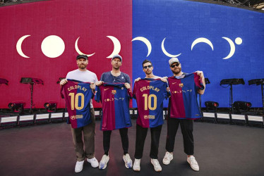 Los miembros de la banda Coldplay posan con las camisetas que el Barcelona lucirá con el logotipo del grupo británico.