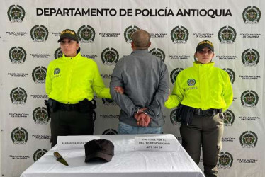 El detenido cuenta con antecedentes por los delitos de homicidio, acceso carnal, extorsión, y tráfico, fabricación o porte de estupefacientes.