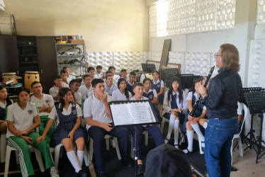 El Festival Alonso Marín en su edición 10 se trasladó este miércoles al colegio Bartolomé Mitre. El profesor Guillermo Marín, gestor de este festival, dictó una clase de clarinete. Los alumnos escucharon melodías de un profesional.