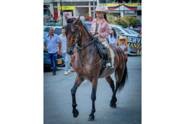 Aunque la mayoría de niños desfilaron sobre sus caballitos de palo, hubo otros que galoparon en unos de carne y hueso.