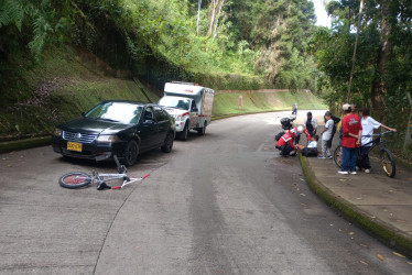 En la vía que conduce hacia el ecoparque Los Yarumos chocaron un carro y una bicicleta.