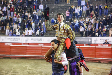 Jarol Sánchez, novillero sin caballos de 15 años de Lenguazaque (Cundinamarca), salió en hombros de la Plaza de Toros de Manizales tras indultar al novillo Chicuelo de 296 kg de la ganadería de Altagracia.