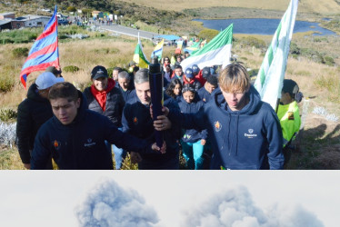 Los participantes que encendieron la antorcha de los I Juegos Nacionales de la Juventud y la emisión de ceniza el volcán Nevado del Ruiz.