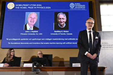 El profesor Anders Irback habla en una conferencia de prensa en la Real Academia Sueca de Ciencias después de anunciar los ganadores del Premio Nobel de Física 2024, en Estocolmo, Suecia, este 8 de octubre de 2024.