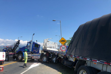 El accidente ocurrió en jurisdicción de Viterbo (Caldas), cerca del peaje Acapulco, sobre la vía de la concesión Pacífico Tres. El tractocamión quedó atravesado en la carretera.