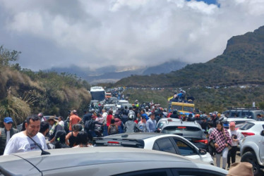 Esta foto corresponde al Domingo de Ramos de este 2024, en marzo. Cientos de vehículos transitaron por la vía entre Manizales y Murillo y colapsaron el tráfico. Además, se denunciaron malos comportamientos ambientales de los turistas.