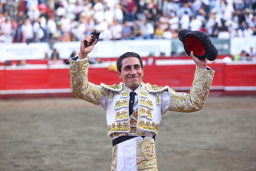 Vuelta al ruedo de Eduardo Contreras tras cortar la oreja al cuarto novillo de la tarde. 