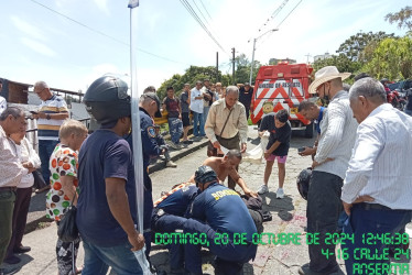 El conductor de la moto resultó herido y lo trasladaron a un hospital.