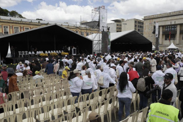 Familiares de personas desaparecidas miembros del partido Unión Patriótica se retiran por la ausencia del presidente Gustavo Petro a la Plaza de Bolívar en Bogotá (Colombia).