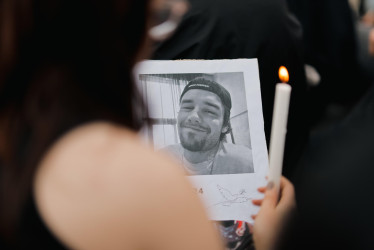 Una fanática sostiene una foto del cantante Liam Payne, fallecido el miércoles tras caer de un tercer piso en un hotel, durante un homenaje al artista este jueves, en el Obelisco en Buenos Aires (Argentina).