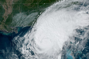 Los meteorólogos del NHC indicaron que ya están sintiendo intensas precipitaciones con vientos de fuerza de tormenta tropical tierra adentro en la península floridana.