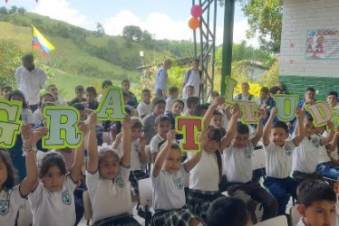 Los estudiantes del colegio Llanogrande, de Neira, les agradecieron a los cafeteros la inversión en obras. El colegio y sus 12 sedes, en zona rural, se transforman con las ejecuciones en infraestructura