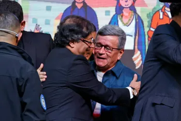 El presidente de Colombia, Gustavo Petro, y "Pablo Beltrán", jefe negociador del Ejército de Liberación Nacional (Eln), en el 2023 durante la instalación del Comité Nacional de la Participación - instancia transitoria de la Mesa de Diálogos de Paz, en Bogotá (Colombia). 