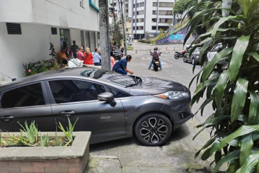 Estos son los carros que según la comunidad no permiten que los peatones hagan uso del andén.