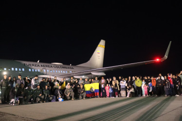 Los colombianos que llegaron a Colombia en el vuelo humanitario de la FAC.